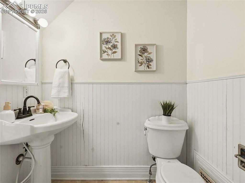 Image 23 of 33: Bathroom