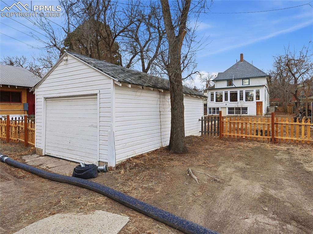 Image 27 of 33: Garage