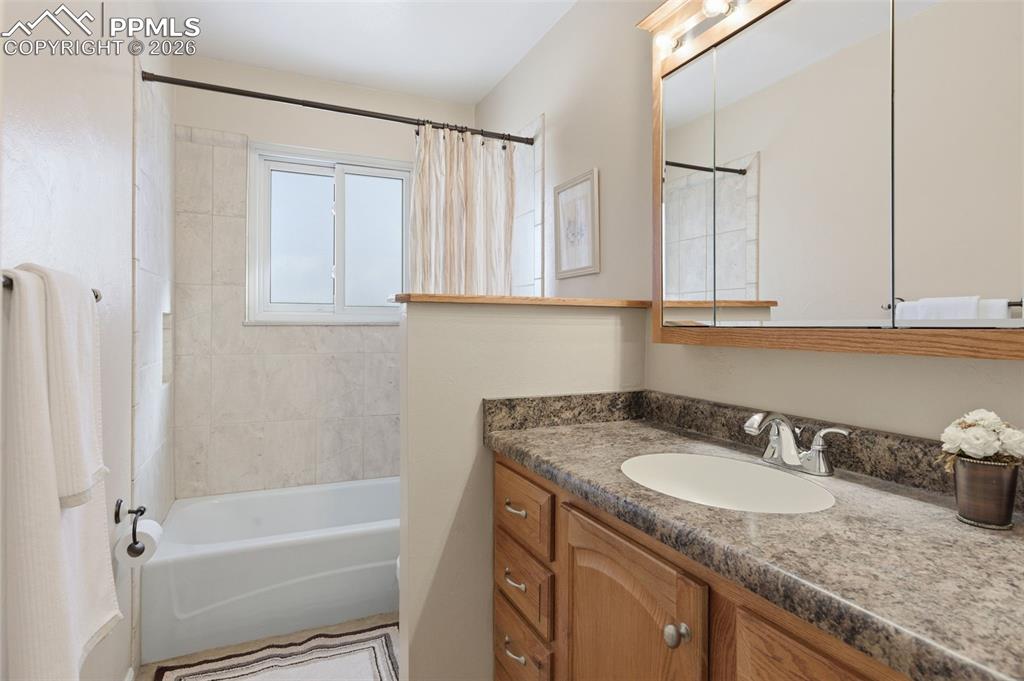 Image 21 of 45: Bathroom