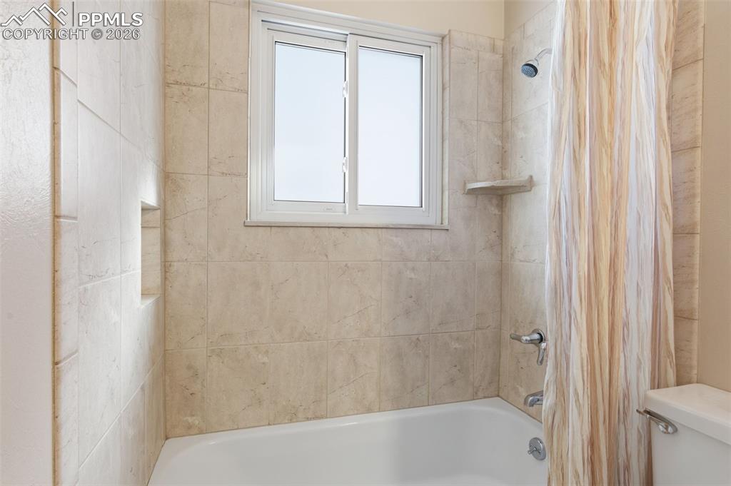 Image 22 of 45: Bathroom