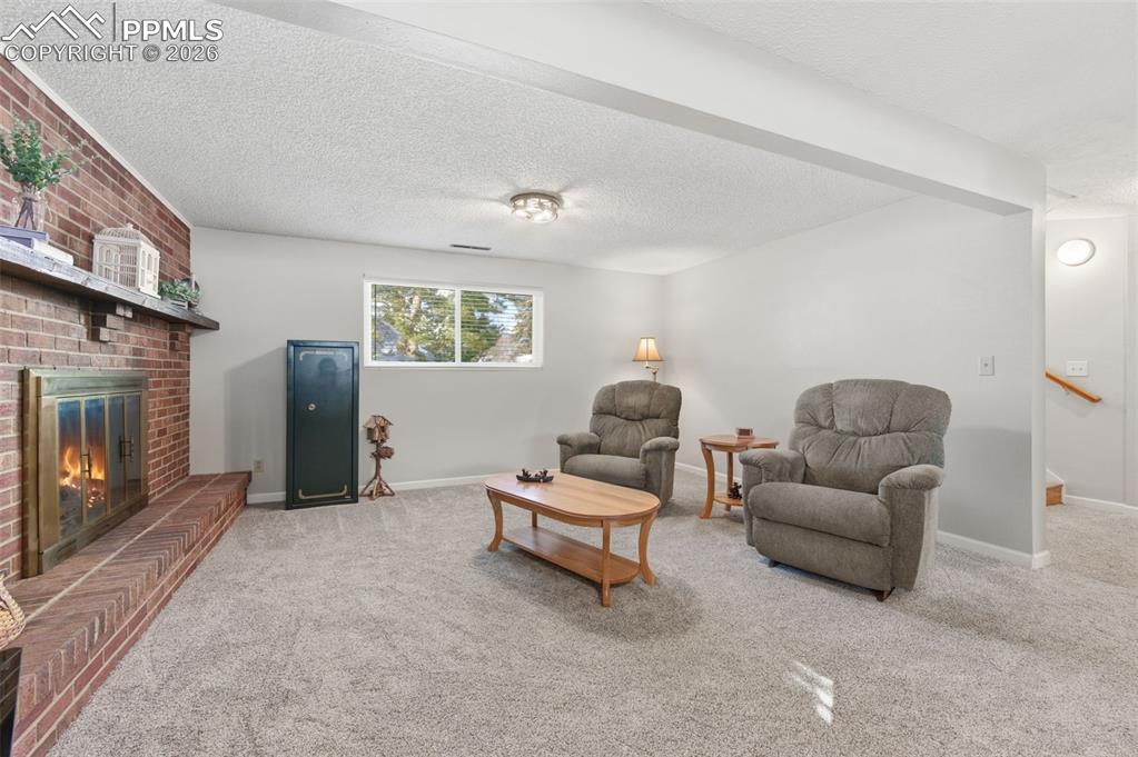 Image 26 of 45: Living Room