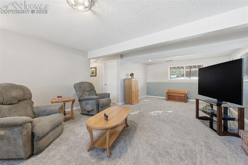 Image 27 of 45: Living Room