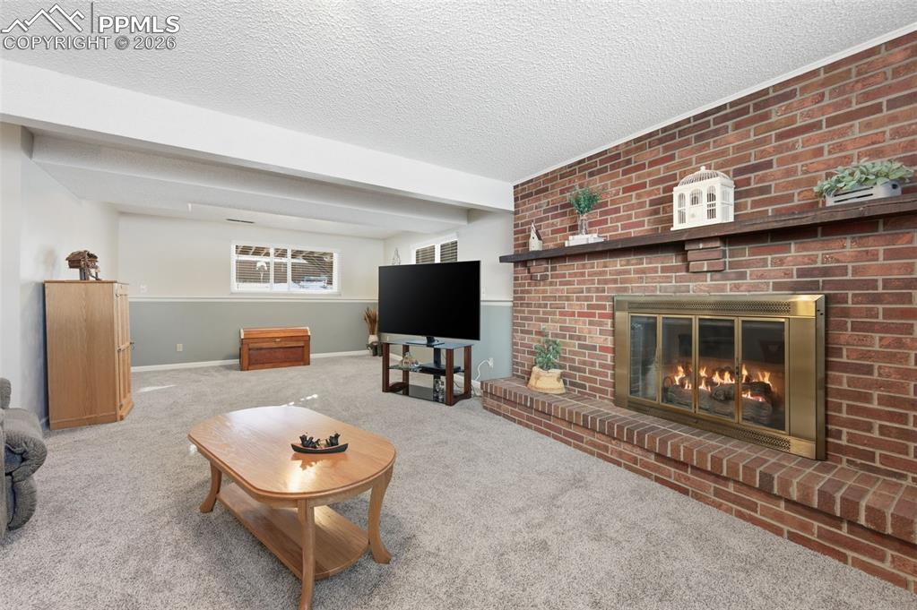 Image 28 of 45: Living Room