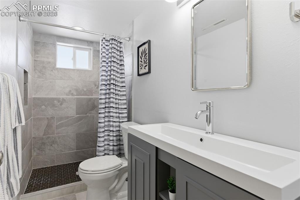 Image 33 of 45: Bathroom