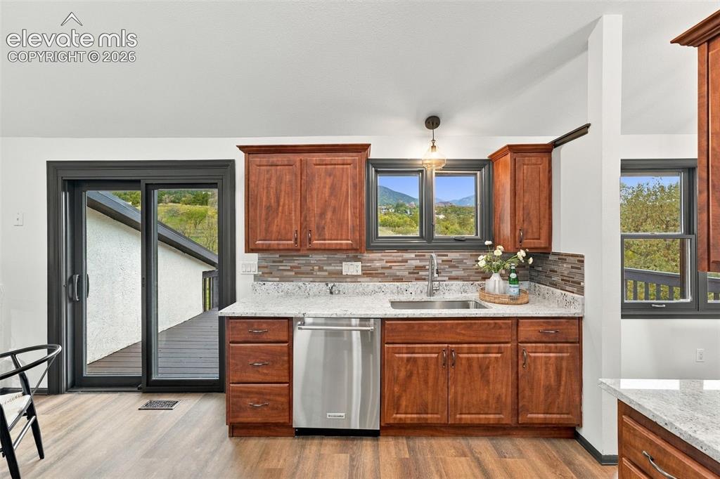 Image 10 of 49: Kitchen