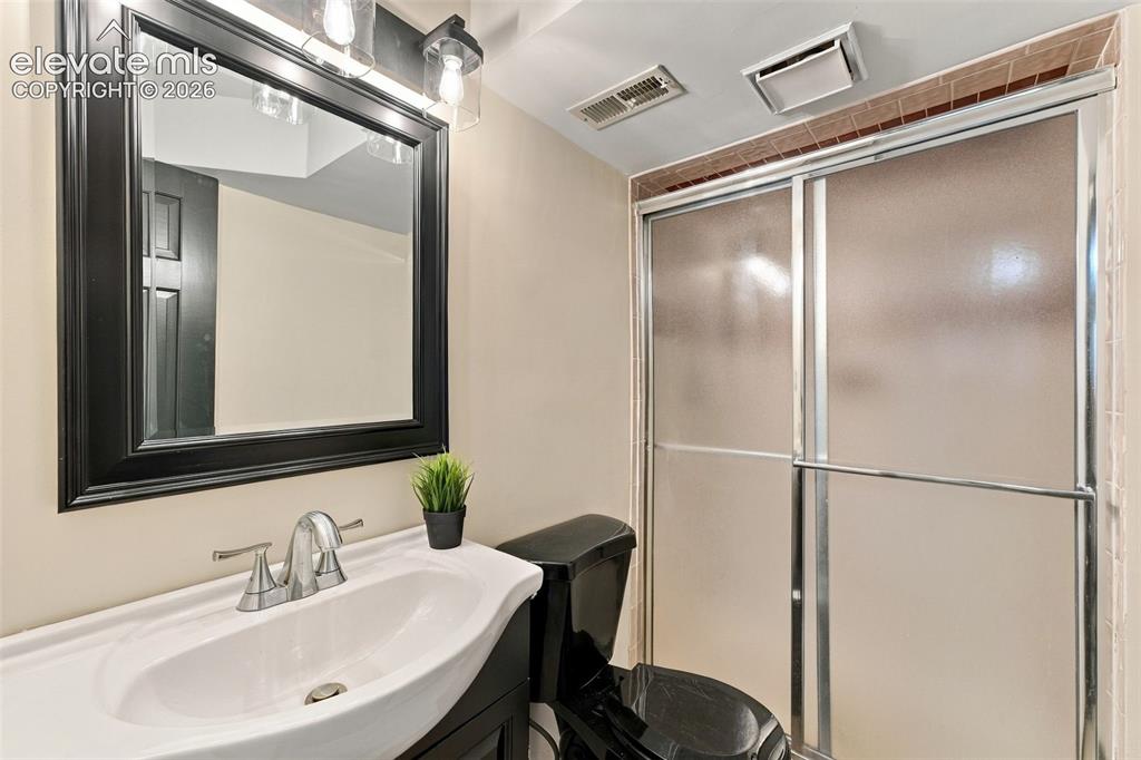 Image 41 of 49: Bathroom