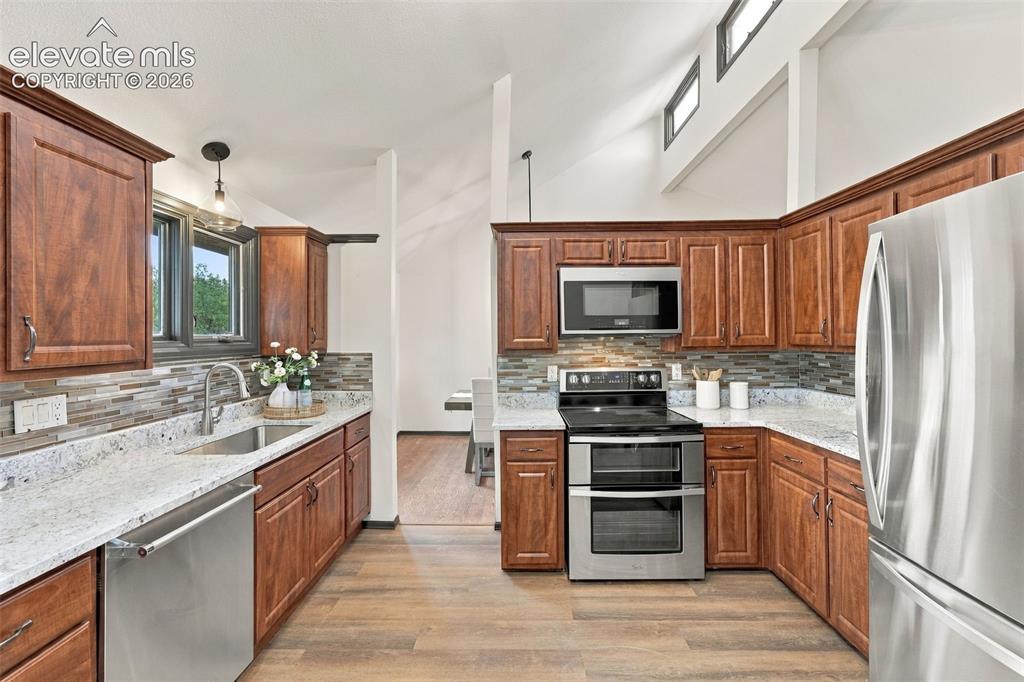 Image 9 of 49: Kitchen