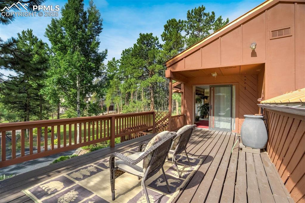 Image 10 of 50: Deck