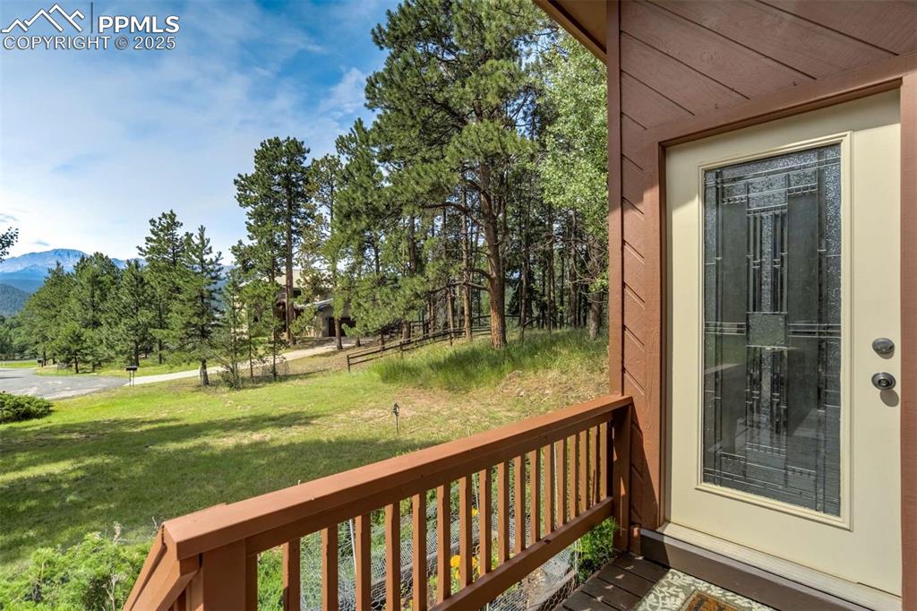 Image 11 of 50: Deck