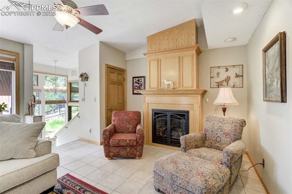 Image 13 of 50: Living Room