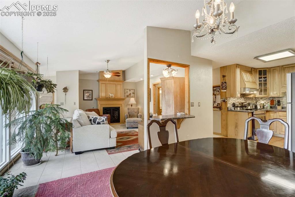 Image 18 of 50: Dining Area