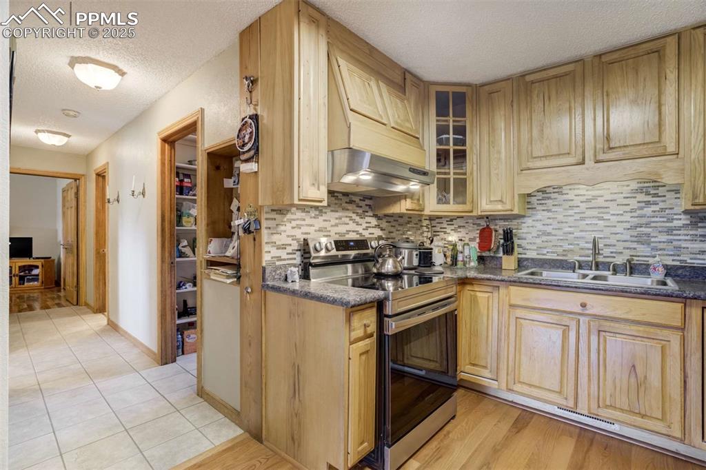 Image 19 of 50: Kitchen