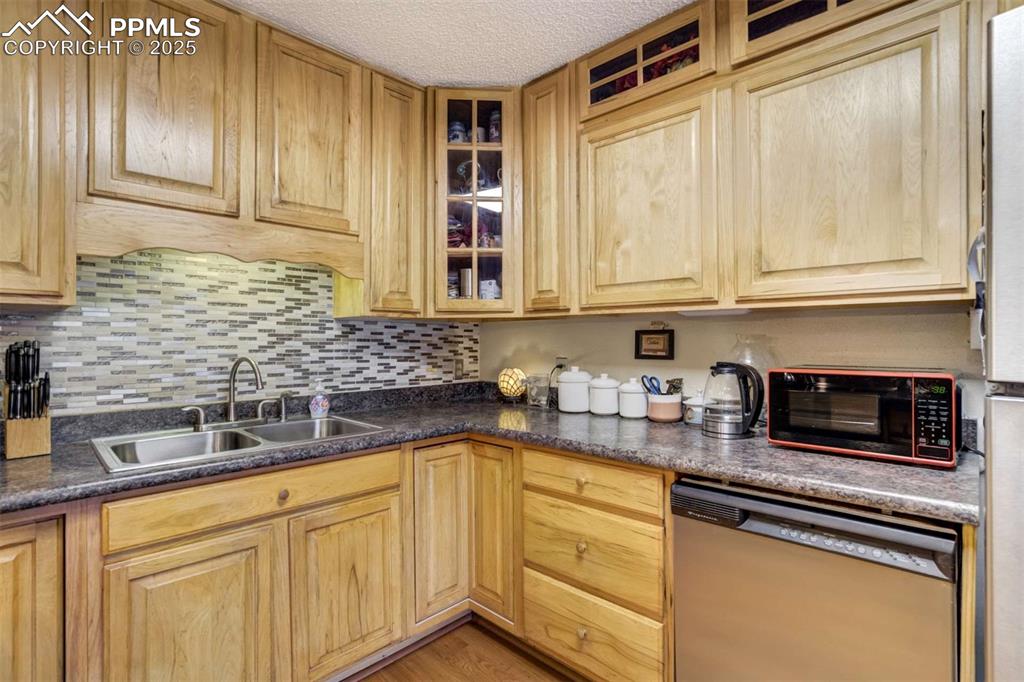 Image 20 of 50: Kitchen