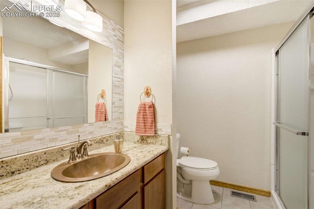 Image 22 of 50: Bathroom