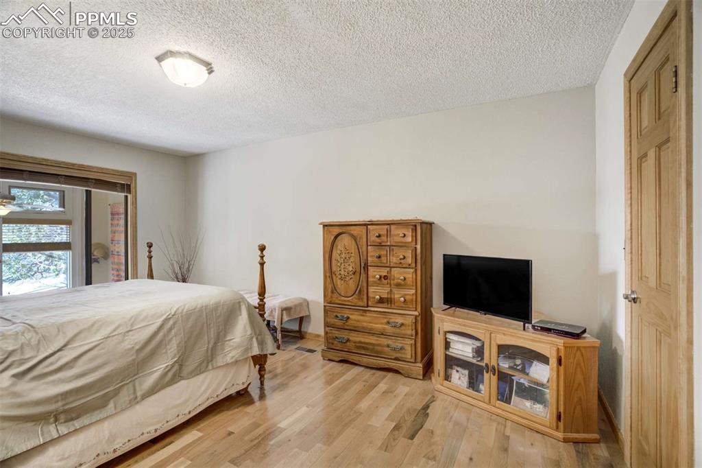 Image 23 of 50: Bedroom