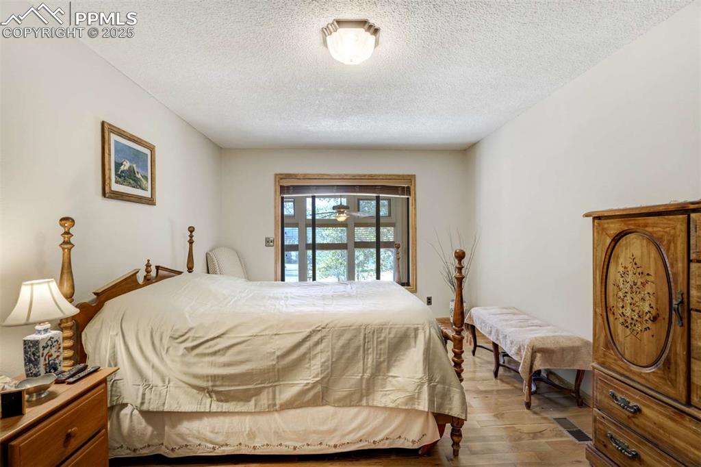 Image 24 of 50: Bedroom