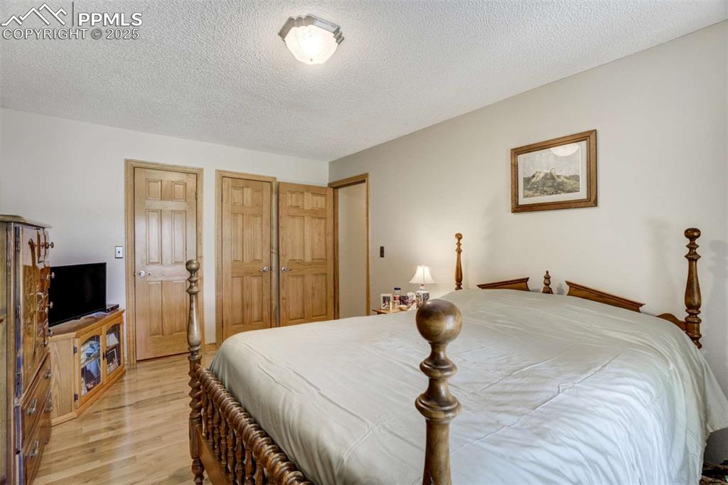 Image 25 of 50: Bedroom