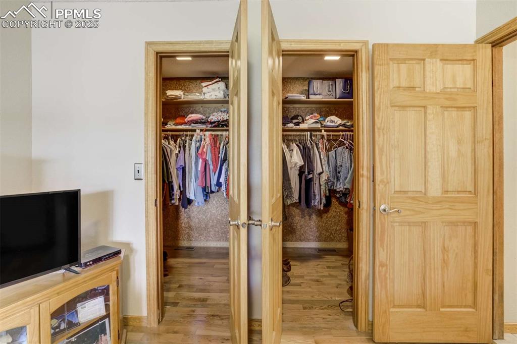 Image 26 of 50: Closet