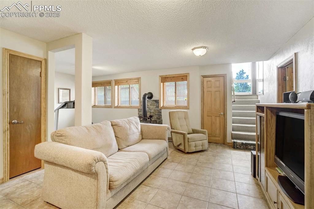 Image 32 of 50: Living Room