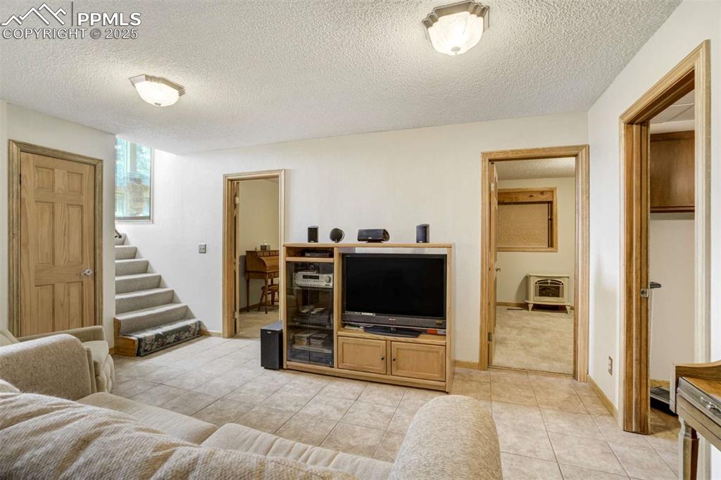 Image 33 of 50: Living Room