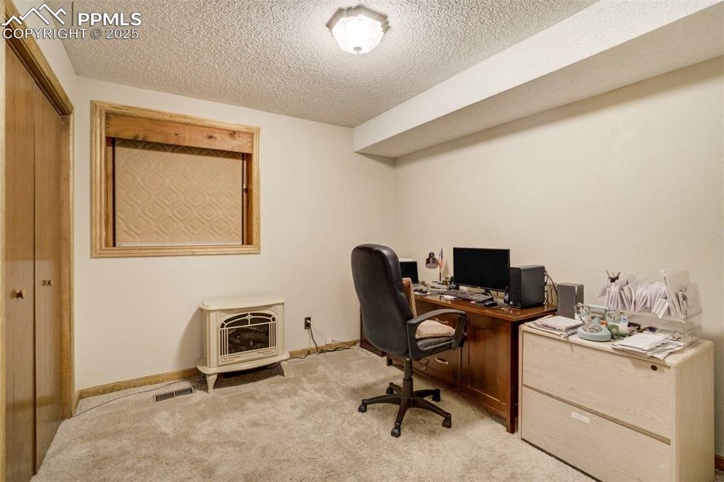 Image 35 of 50: Office