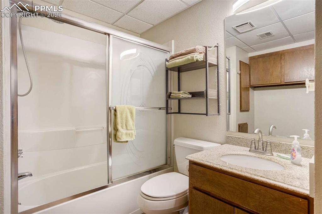 Image 36 of 50: Bathroom