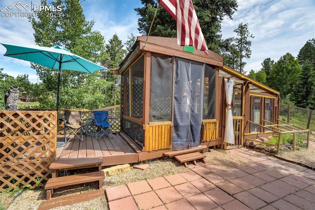 Image 42 of 50: Deck