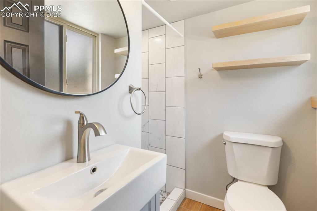 Image 21 of 36: Bathroom