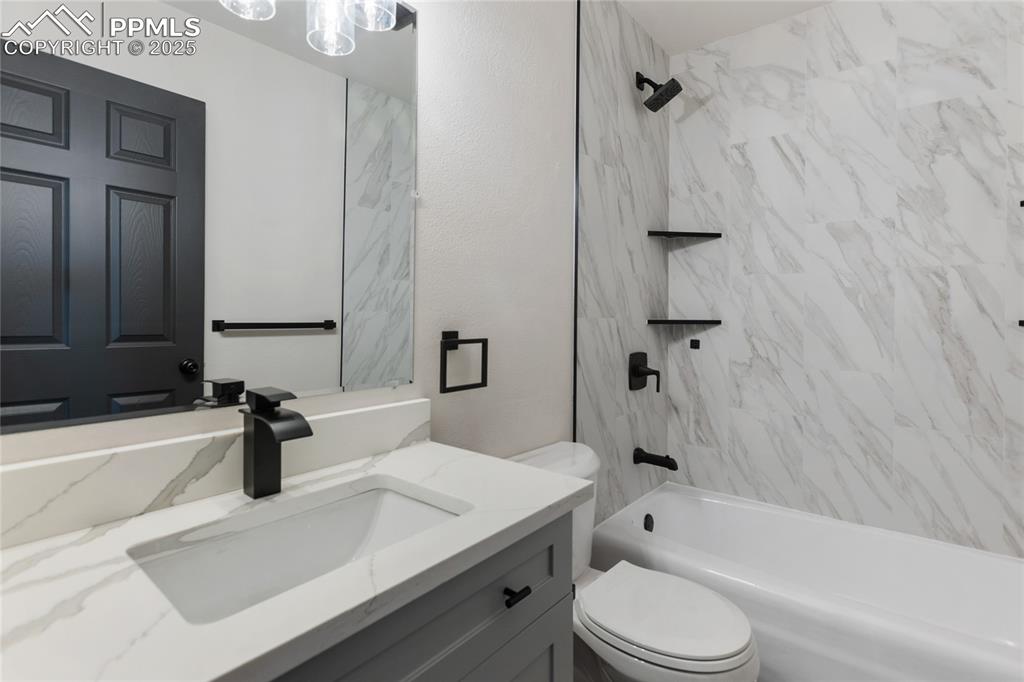 Image 25 of 36: Bathroom