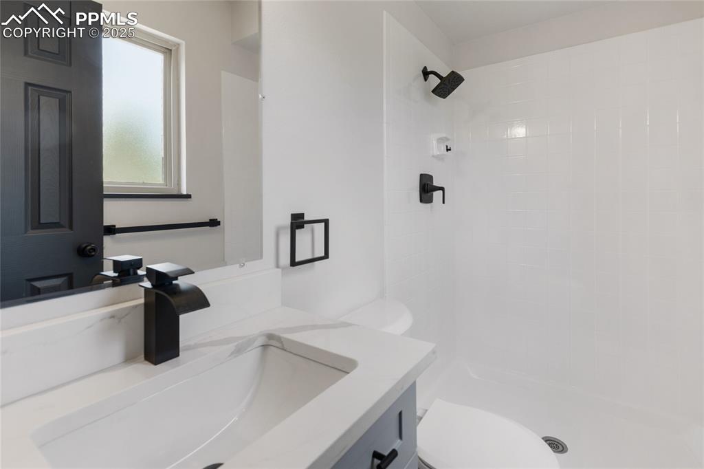 Image 28 of 36: Bathroom