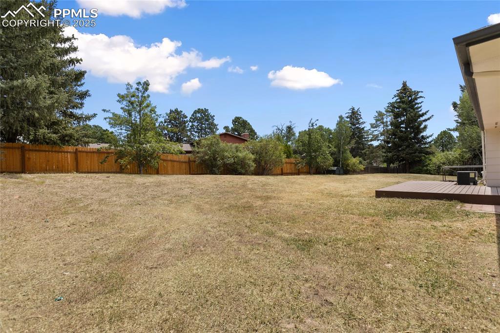 Image 34 of 36: Yard