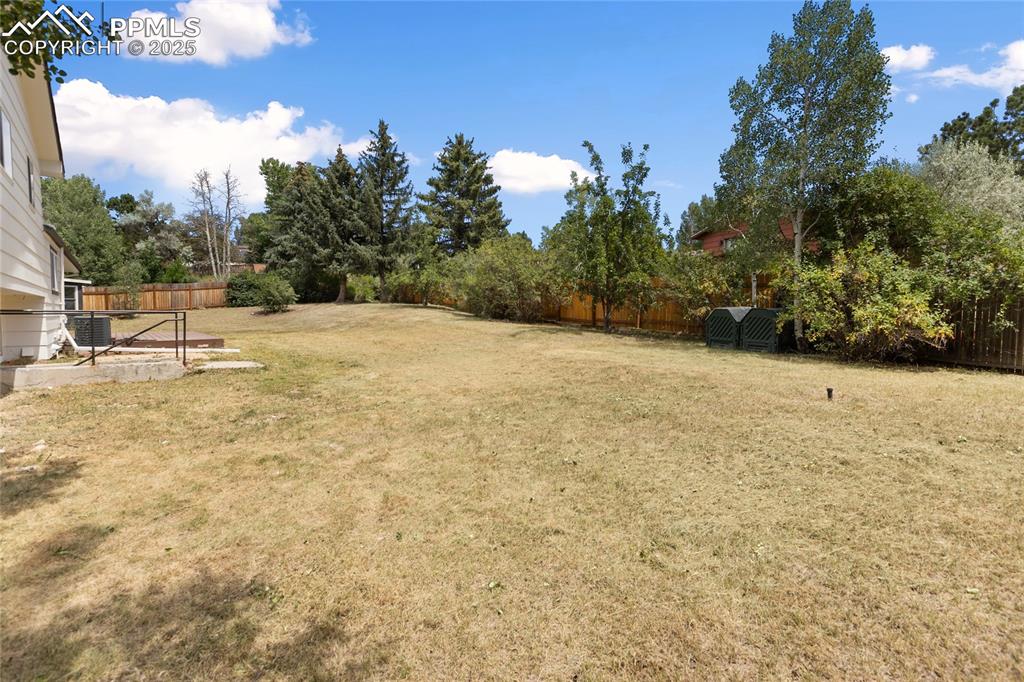 Image 35 of 36: Yard