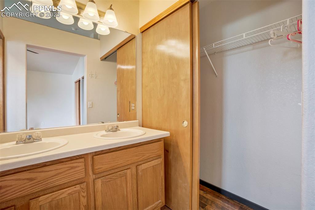 Image 17 of 28: Bathroom