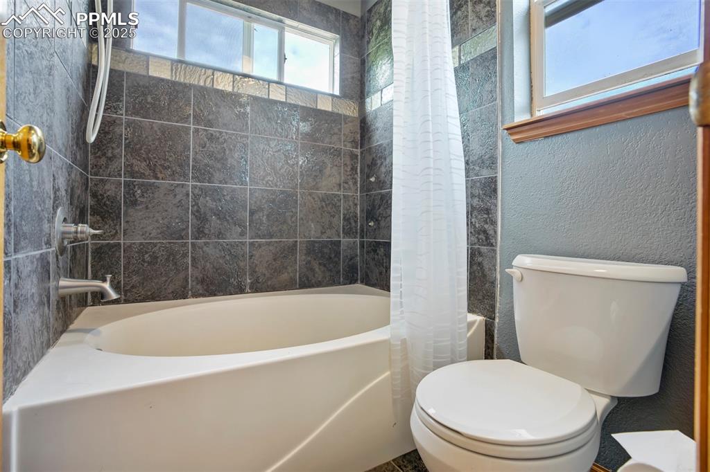 Image 18 of 28: Bathroom
