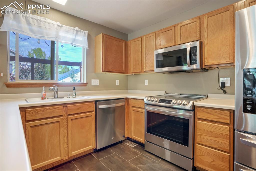 Image 9 of 28: Kitchen