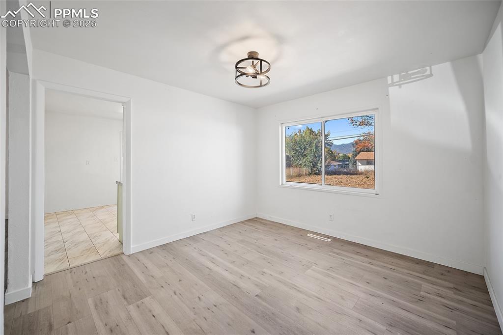 Image 12 of 33: Dining Area