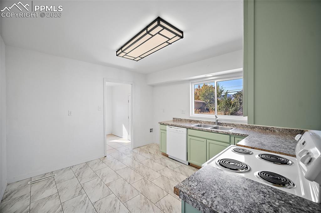 Image 15 of 33: Kitchen