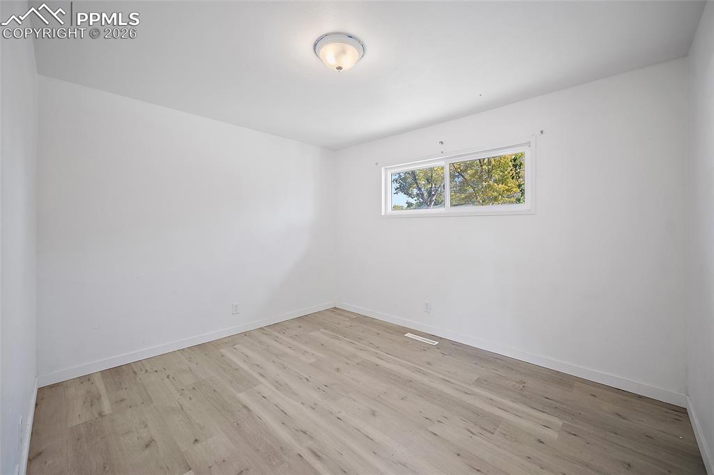 Image 19 of 33: Bedroom