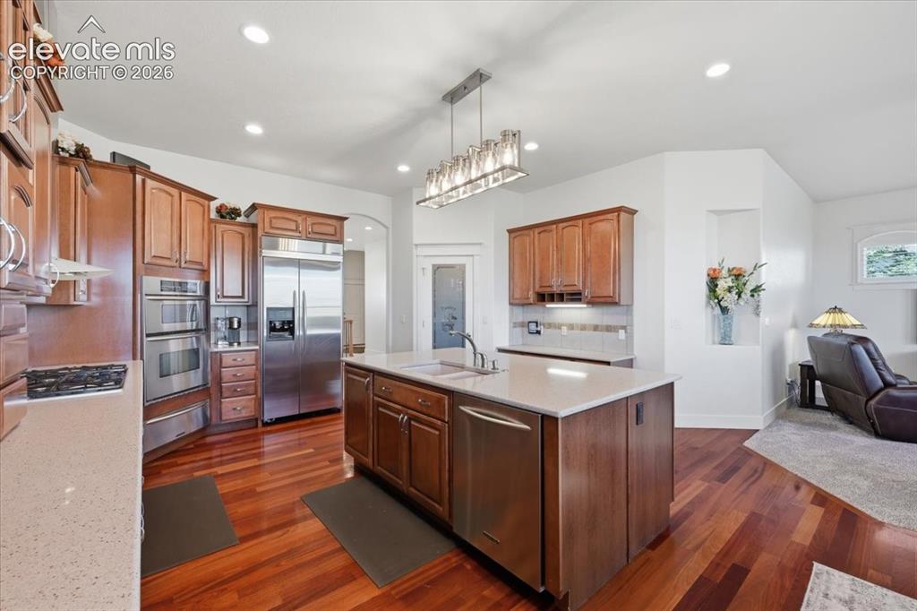 Image 10 of 50: Kitchen