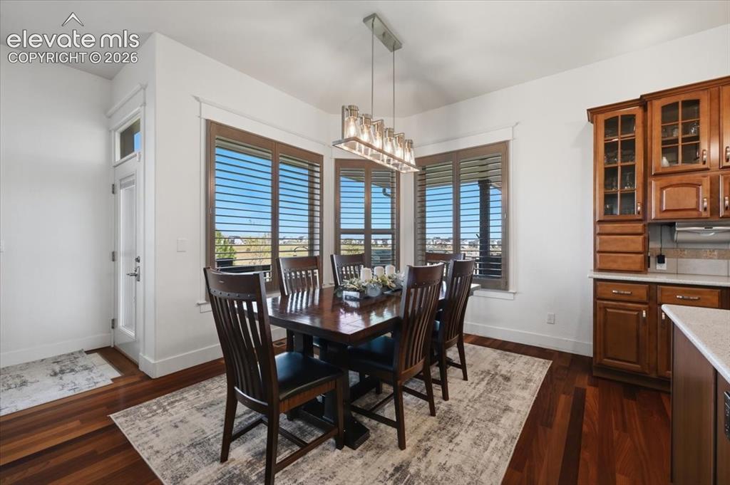 Image 12 of 50: Dining Area
