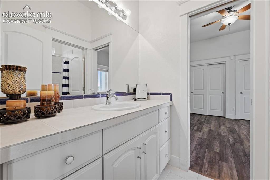 Image 19 of 50: Jack and Jill Bathroom