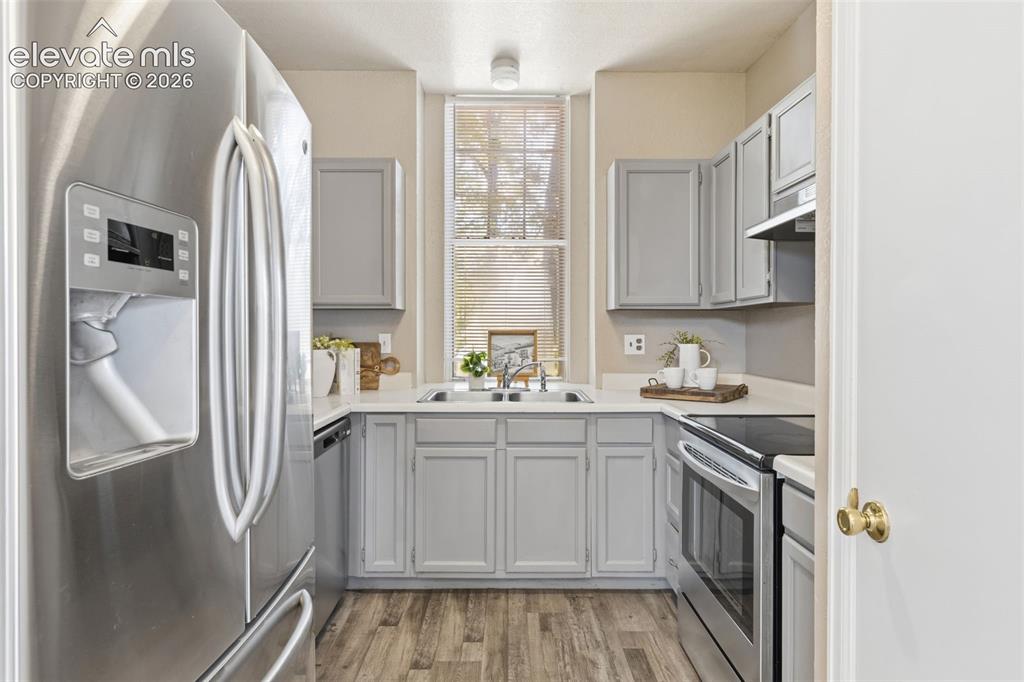 Image 10 of 31: Kitchen