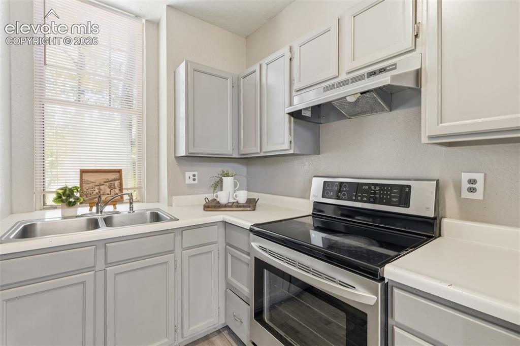 Image 11 of 31: Kitchen