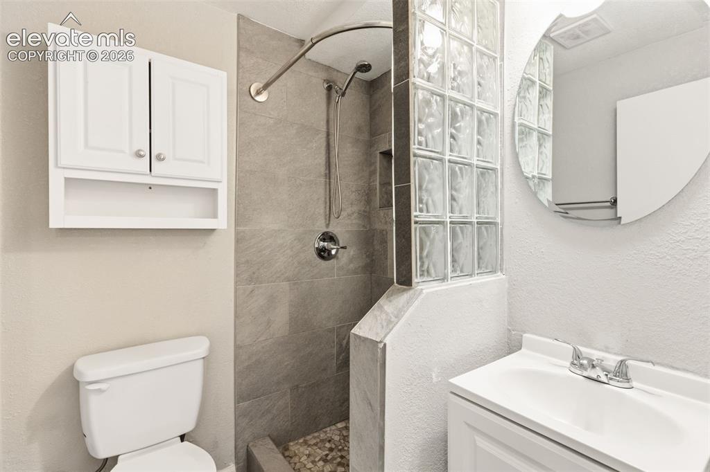 Image 16 of 31: Bathroom