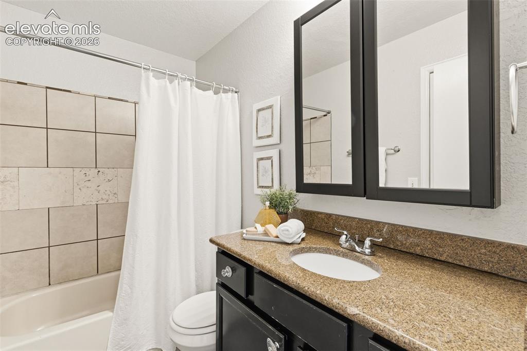 Image 20 of 31: Bathroom