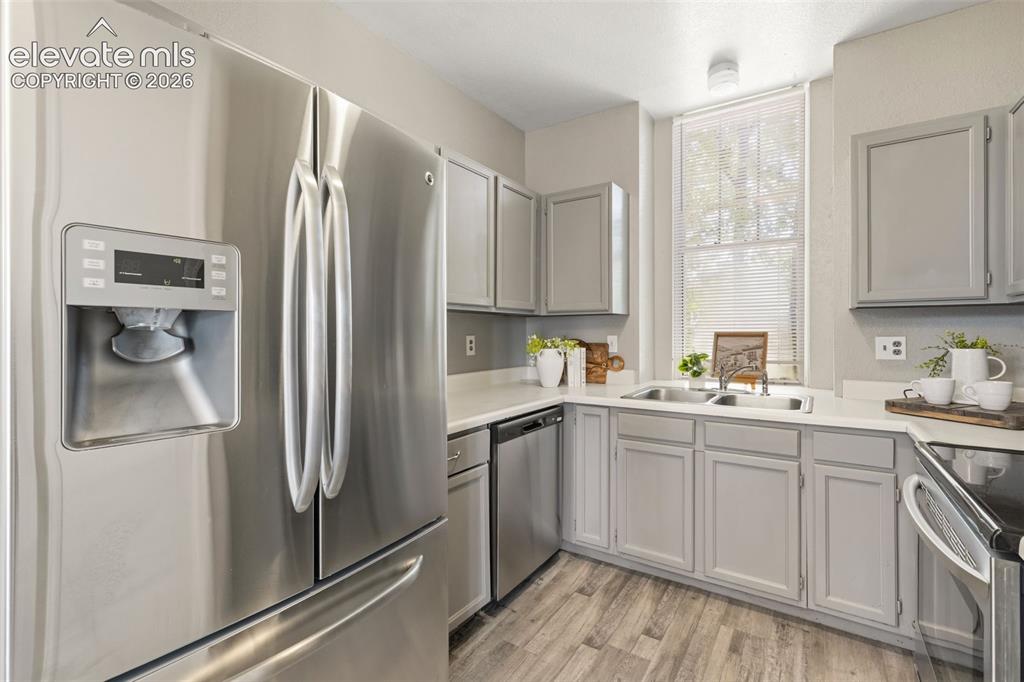 Image 9 of 31: Kitchen