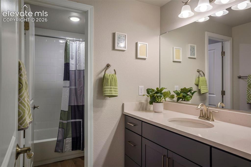 Image 36 of 43: Bathroom