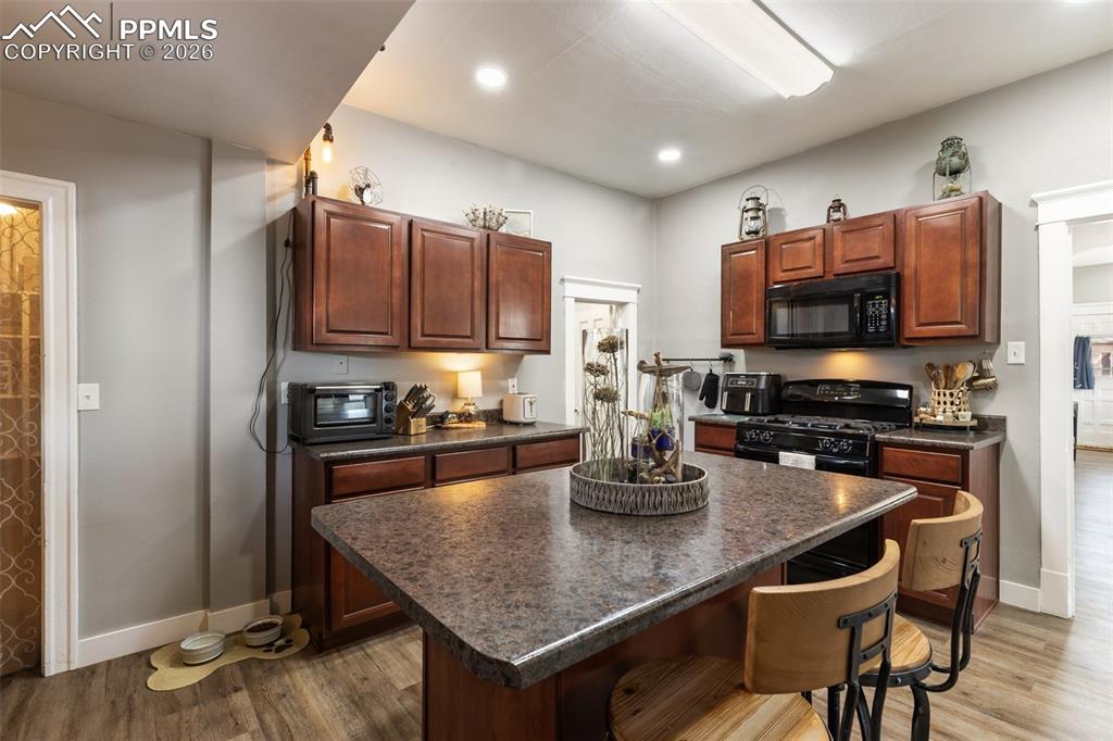 Image 16 of 38: Kitchen