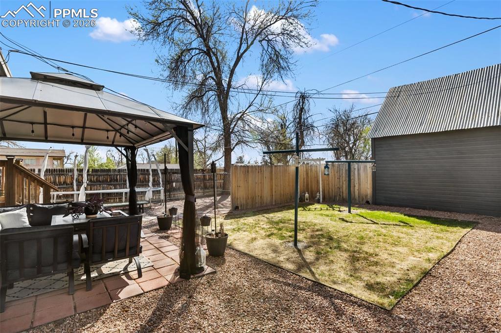 Image 28 of 38: Yard