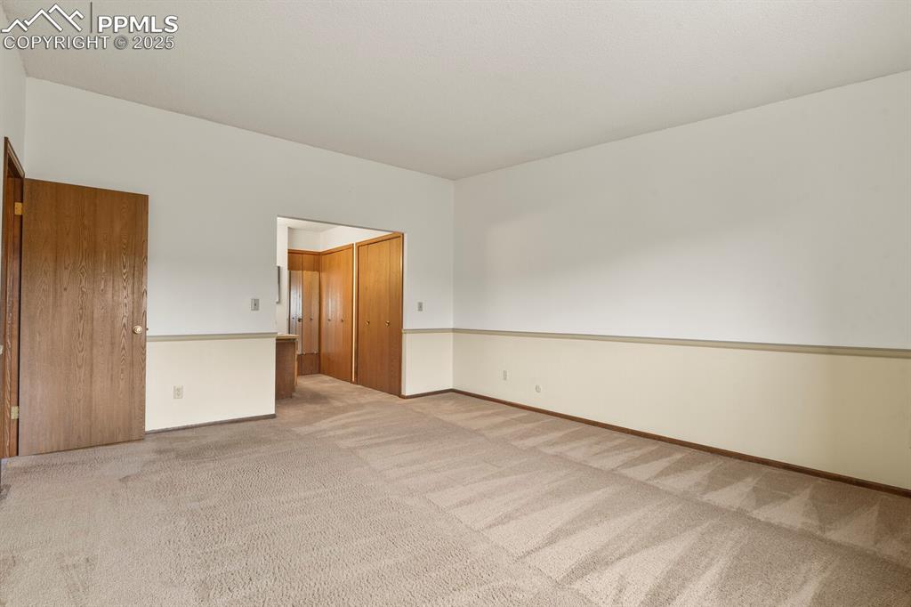 Image 17 of 35: Bedroom